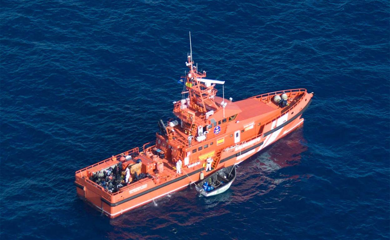 Salvamento auxilia a 45 inmigrantes en una neumática al sur de Gran Canaria