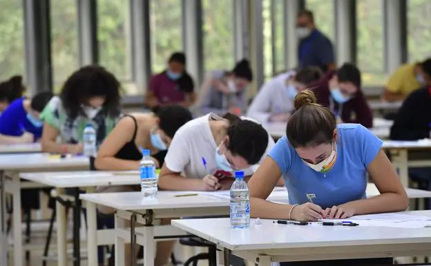 Imagen de uno de los examntes de la EBAU el pasado año, en la Facultad de Arquitectura de la ULPGC. 