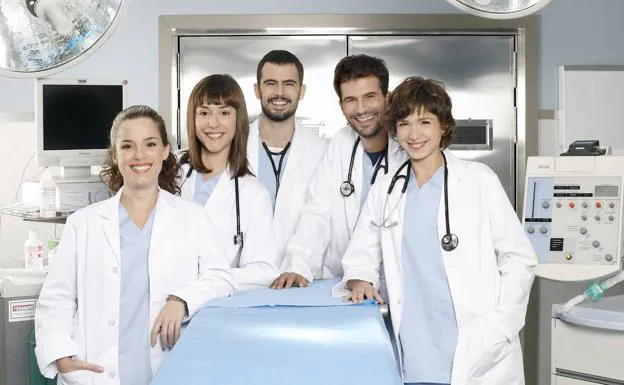 Imagen principal - Protagonistas de las series 'MIR' (arriba), 'Hospital Central' (abajo-izquierda) y 'Médico de familia' (abajo-derecha). 