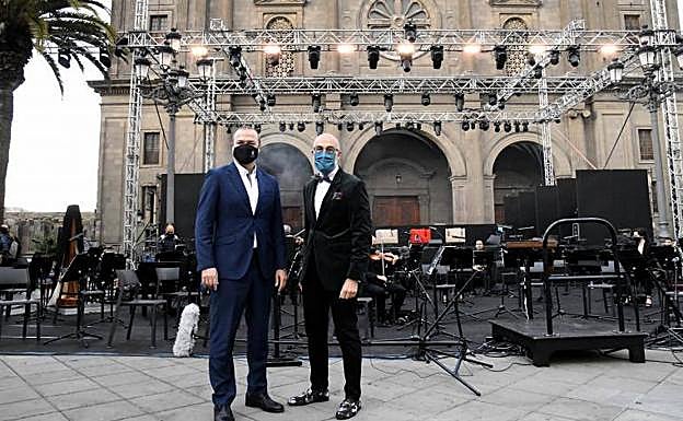 Kiko Barroso junto al alcalde de la capital grancanaria 