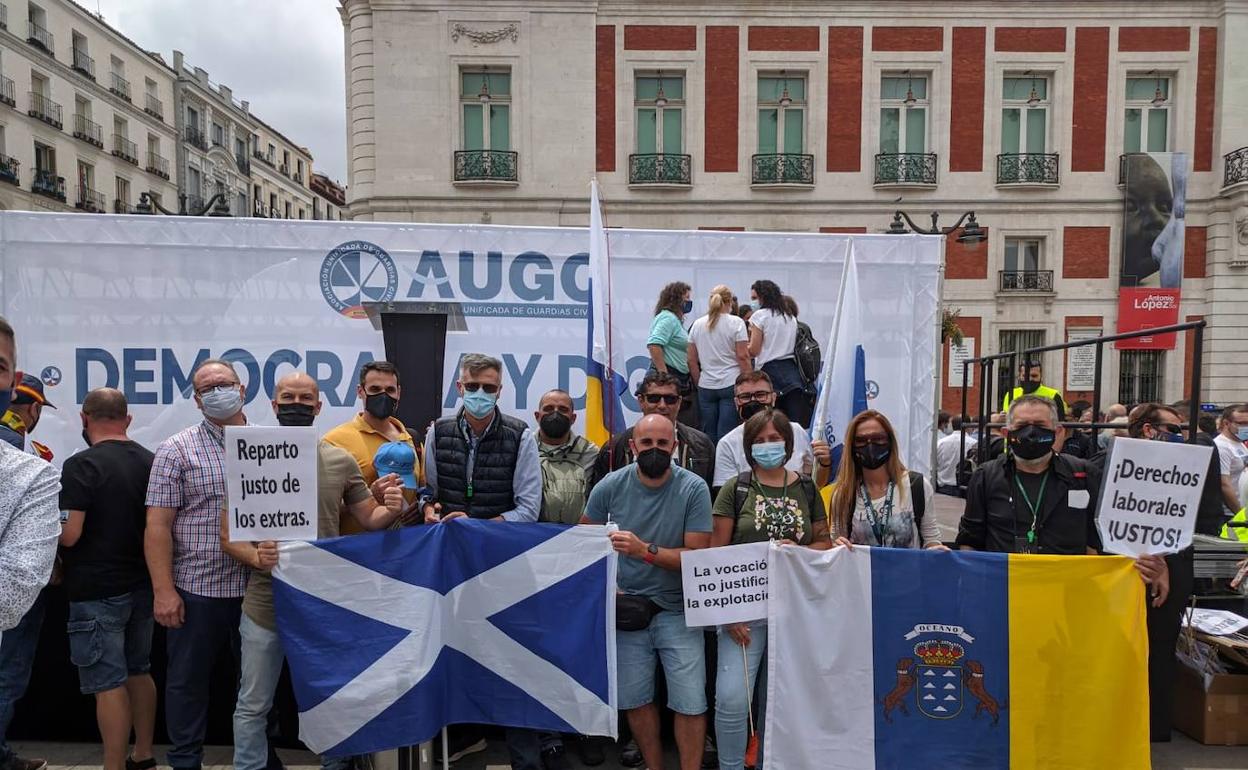 Algunos de los representantes canarios, en la protesta desarrollada en la Puerta del Sol de Madrid. 