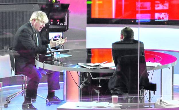 Boris Johnson, durante una entrevista en la BBC, compañía contra la que ha emprendido una campaña feroz.