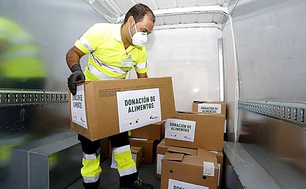 Imagen principal - En la imagen central e inferior, voluntarias de la Fundación Canaria Flora Acoge reciben cada día las donaciones. En la imagen superior,preparando los envíos