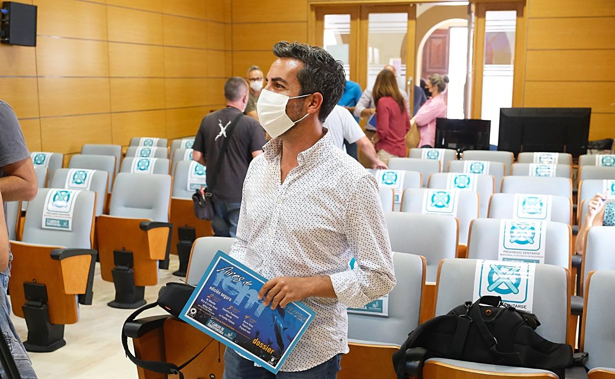 Rayco León, consejero de Cultura, con el cartel de Aires de FEM en la mano. 