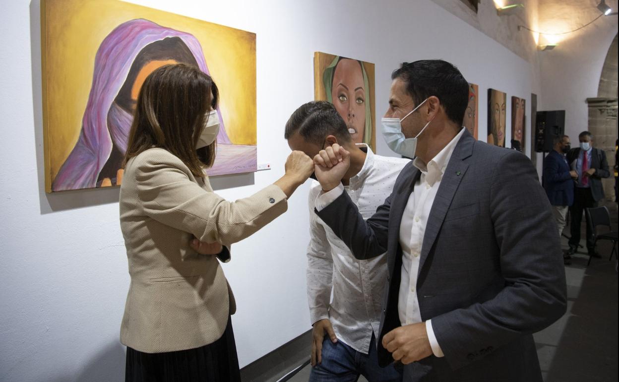 Carmen Hernández y Héctor Suárez se saludan antes del inicio de la sesión plenaria en la que se oficializó la renuncia del alcalde. 