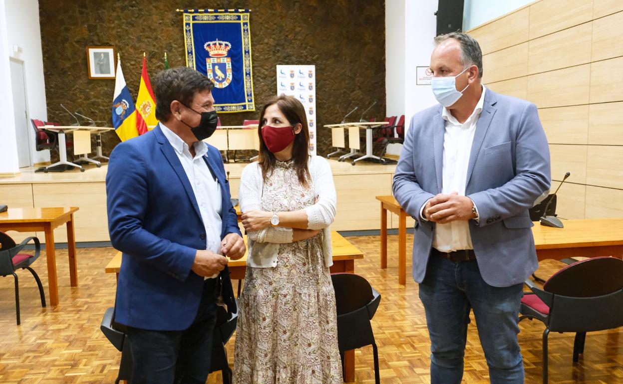 Pedro Armas y los ediles Dunia Armas y Alexis Alonso. 