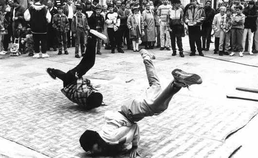 Jóvenes haciendo una exhibición de breakdance en la calle en 1986.