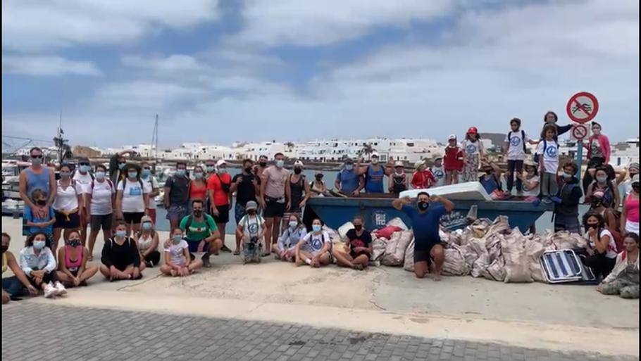 Integrantes de la Ong Lanzarote Limpia, este sábado en La Graciosa. 