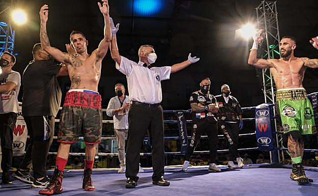 Zeus, con cara de perplejidad, tras declararse la pelea nula.