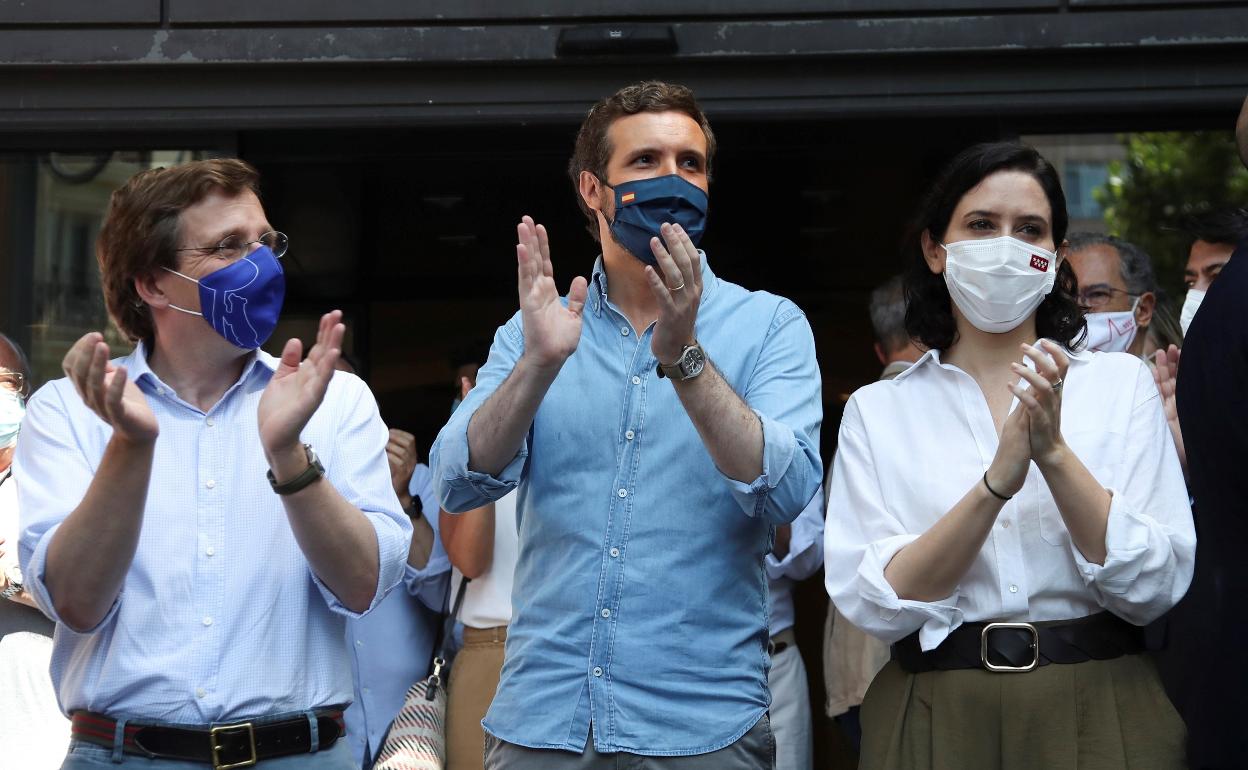 Casado flanqueado por Martínez Almeida y Ayuso. 
