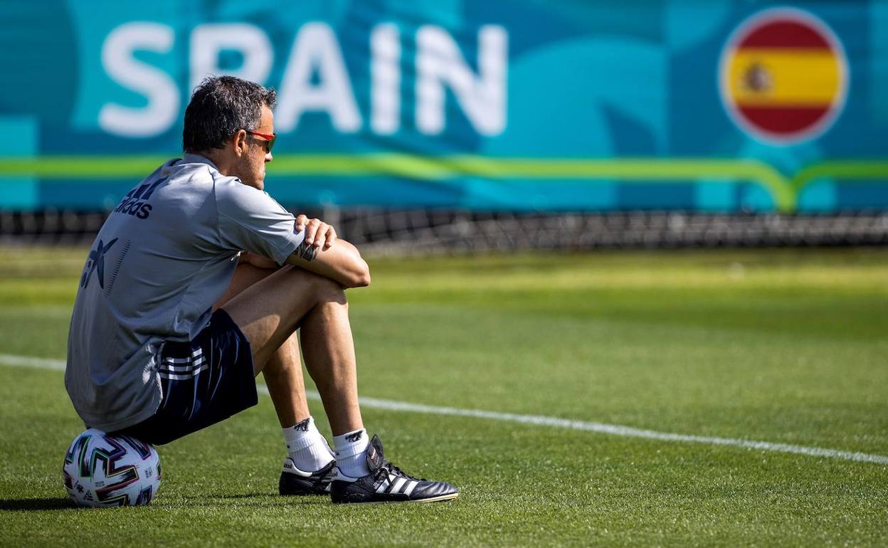 Luis Enrique observa el entrenamiento de los seleccionados. 