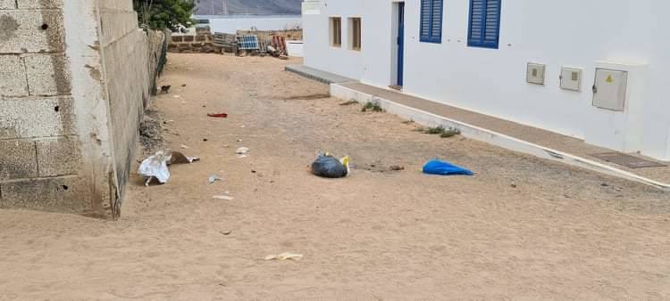 Imagen principal - La basura no cesa en La Graciosa