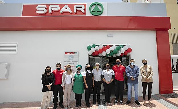 El equipo de SPAR Melenara tras la reapertura de la tienda. 