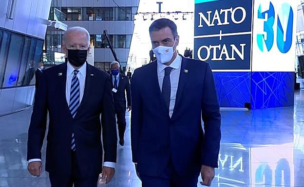 El presidente del Gobierno, Pedro Sánchez, junto al mandatario de Estados Unidos, Joe Biden, antes del comienzo de la cumbre de líderes de la OTAN.