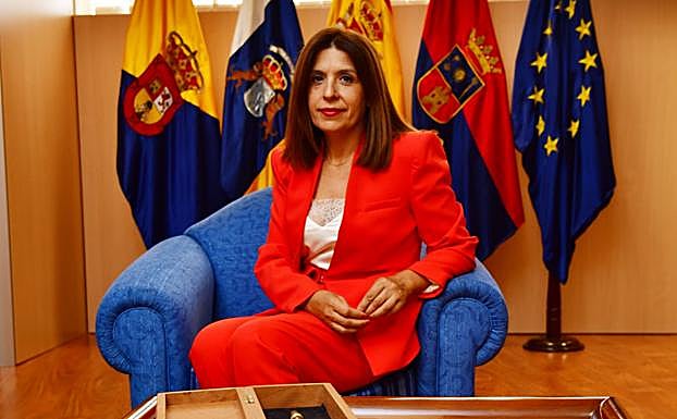 Carmen Hernández posa en su nuevo despacho de El Cubillo. 