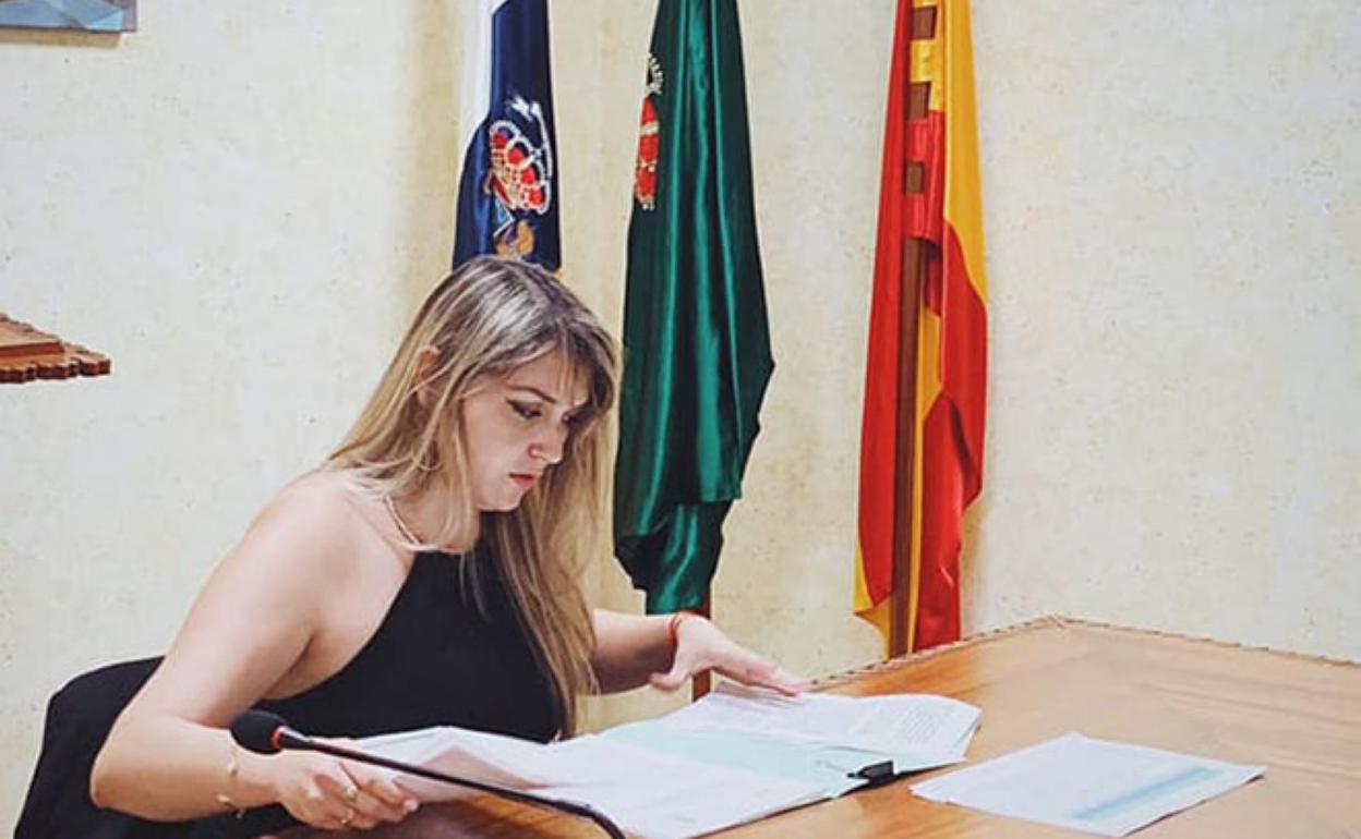 Nairobi Mesa pasa a la oposición. 