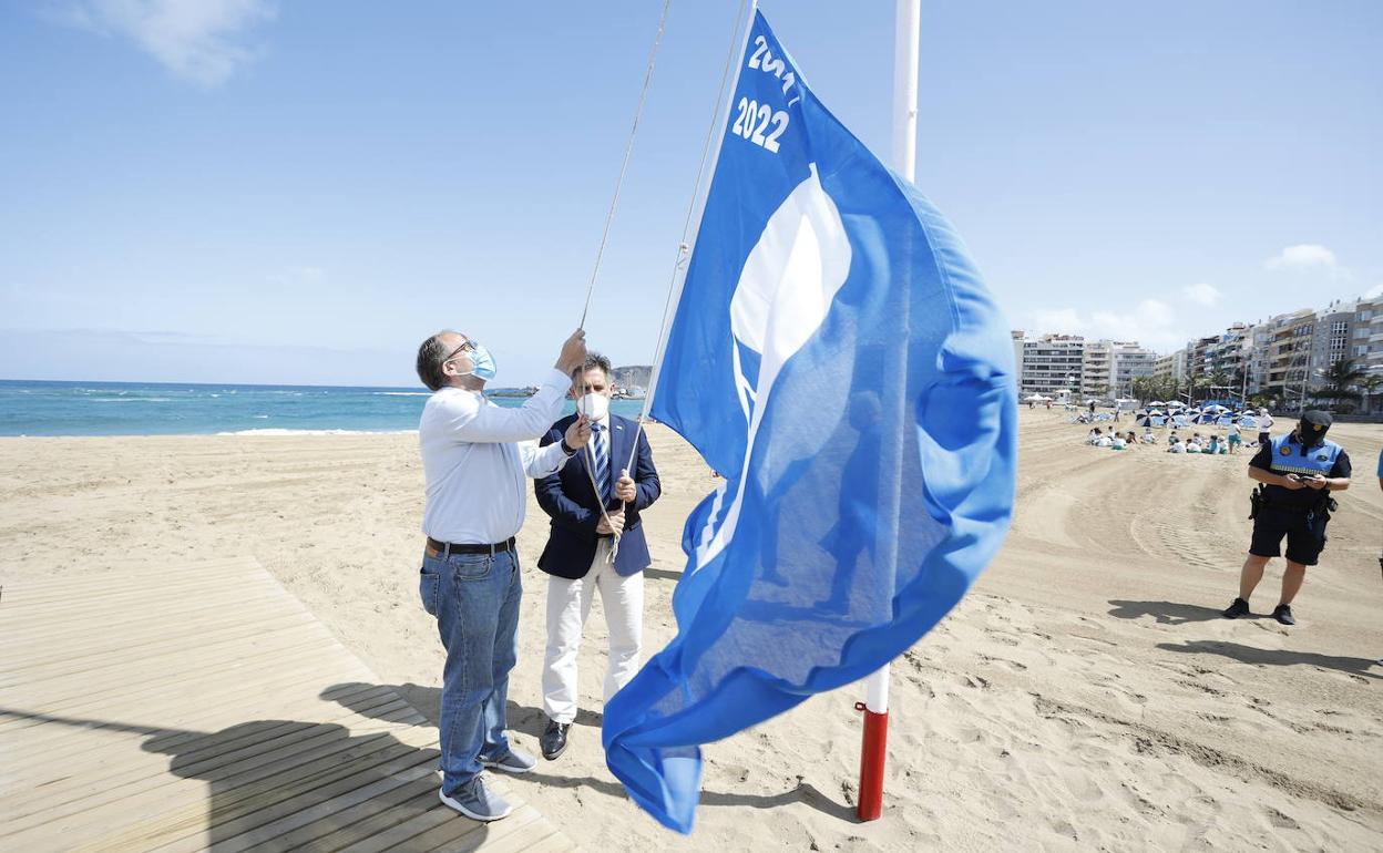 Las Canteras celebra la llegada del verano izando la Bandera Azul