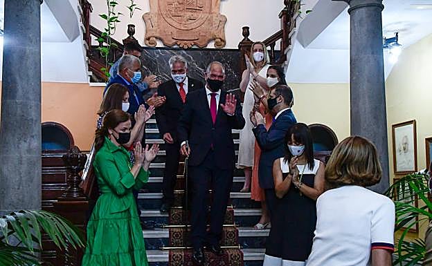 El resto de ediles del gobierno hacen un pasillo de honor al alcalde. Detrás de Sergio Nuez, el regidor saliente, Gonzalo Rosario. 