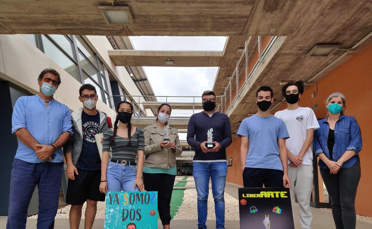 Los alumnos y profesorado galardonados, con los carteles de sus cortos. 