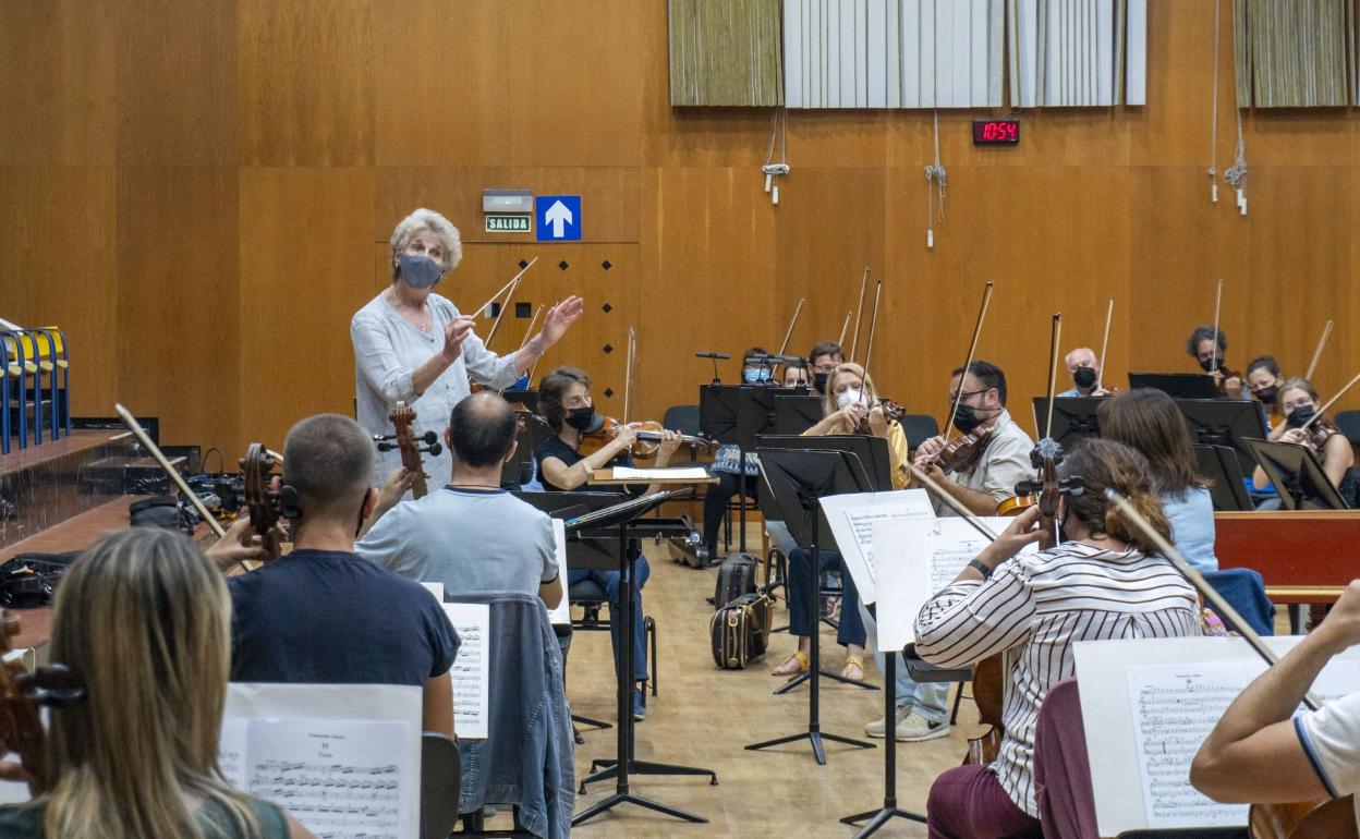 La directora británica Jane Glover, ayer en la sede de la OFGC, durante su primer ensayo con la formación isleña. 