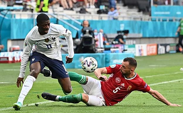 Dembélé recibe una entrada en el encuentro frente a Hungría.