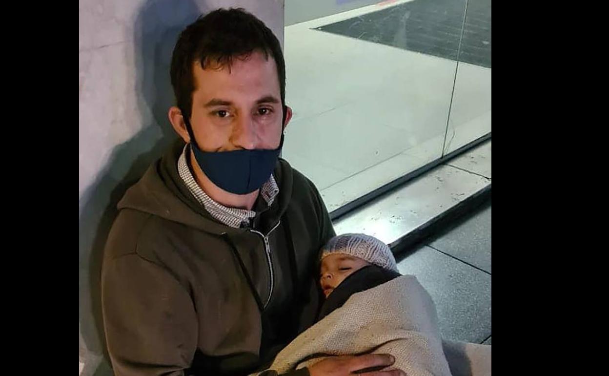 Buscaba trabajo junto a su bebé y una foto viral le cambió su vida