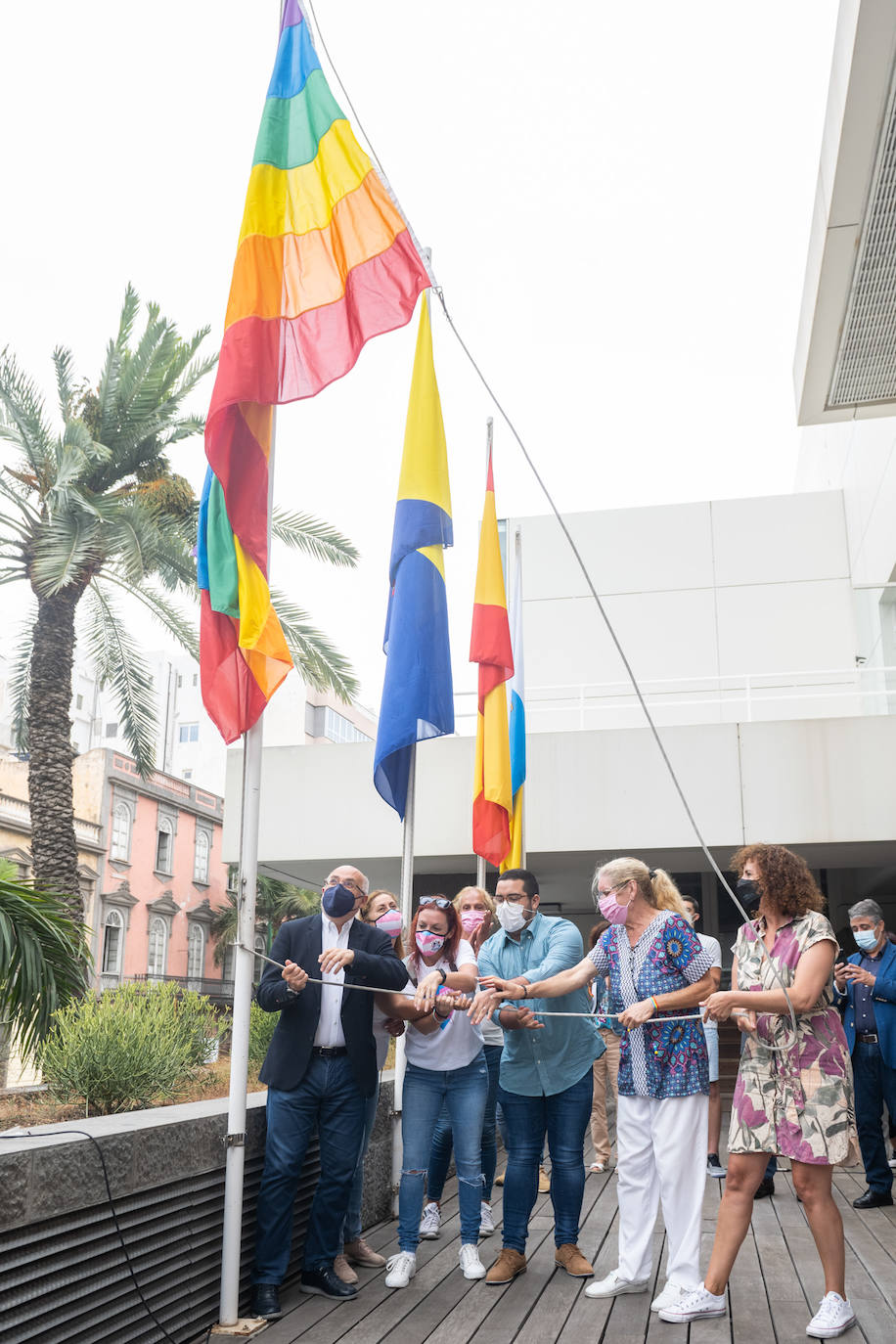 Fotos: El Cabildo de Gran Canaria iza la bandera arcoiris con motivo del Día Internacional del Orgullo LGTBI