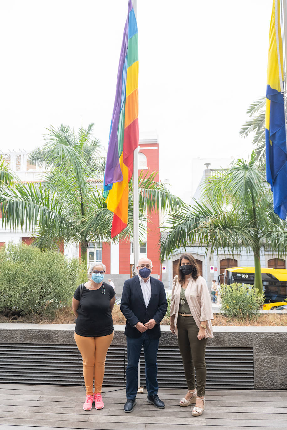 Fotos: El Cabildo de Gran Canaria iza la bandera arcoiris con motivo del Día Internacional del Orgullo LGTBI