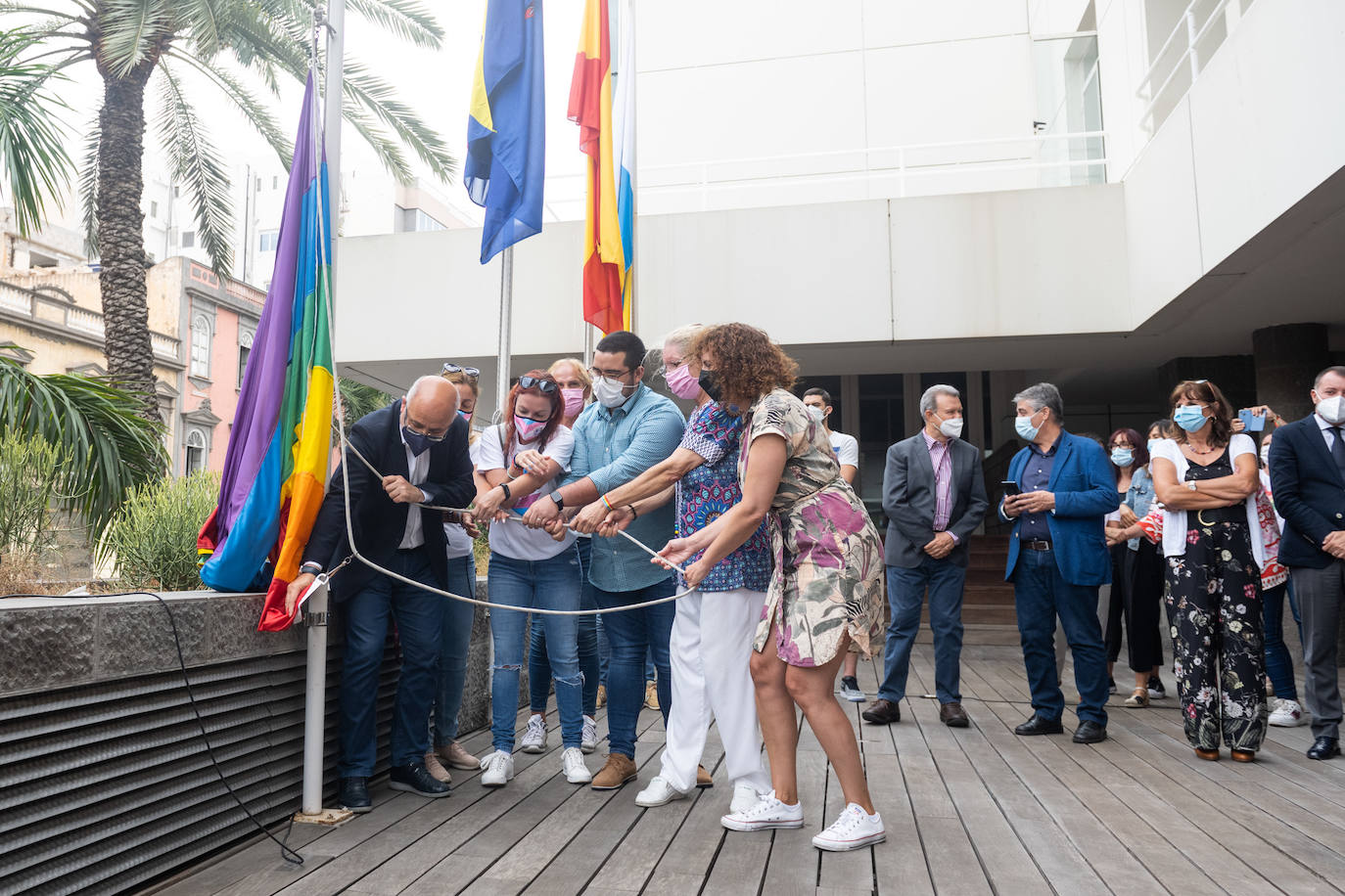 Fotos: El Cabildo de Gran Canaria iza la bandera arcoiris con motivo del Día Internacional del Orgullo LGTBI