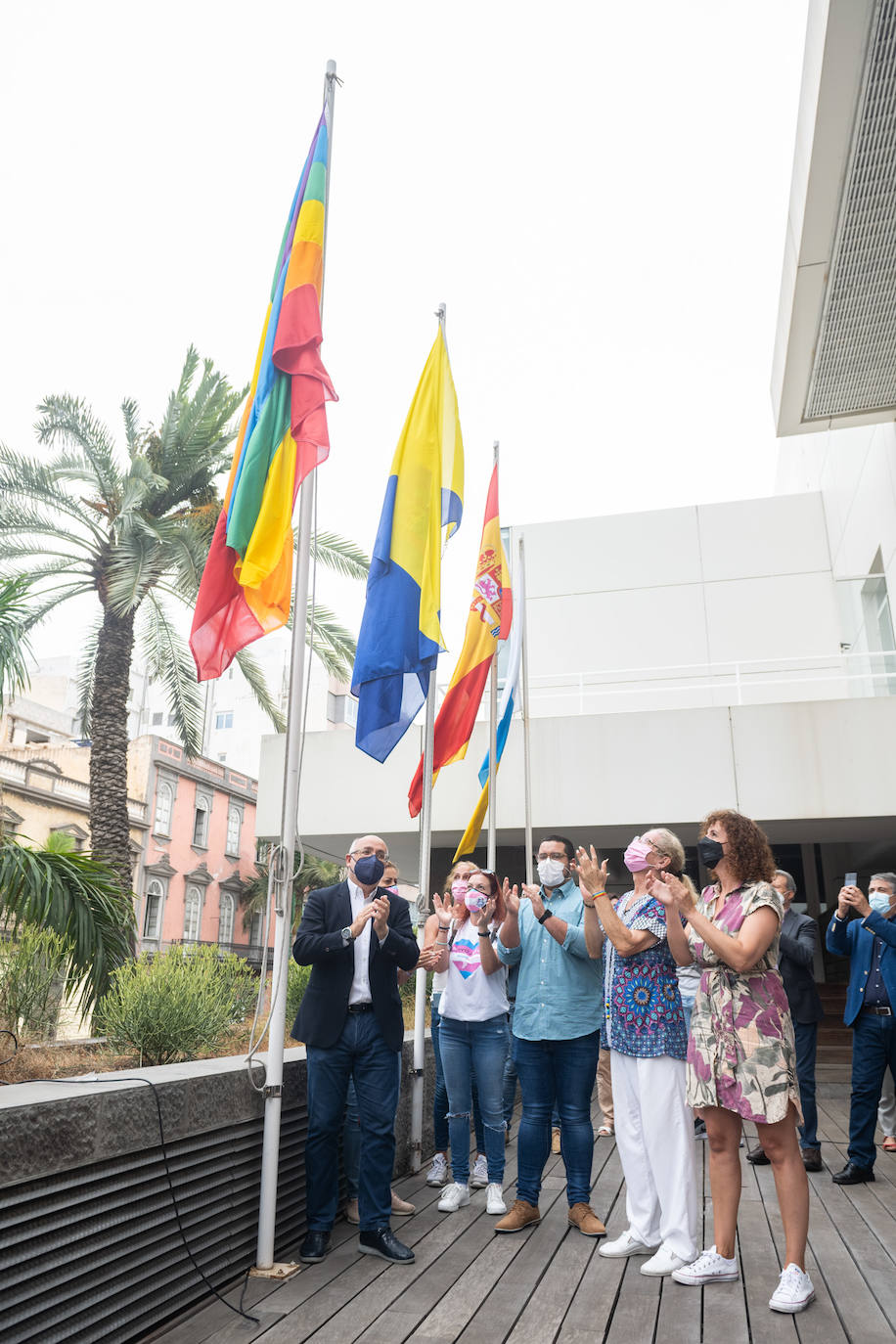 Fotos: El Cabildo de Gran Canaria iza la bandera arcoiris con motivo del Día Internacional del Orgullo LGTBI