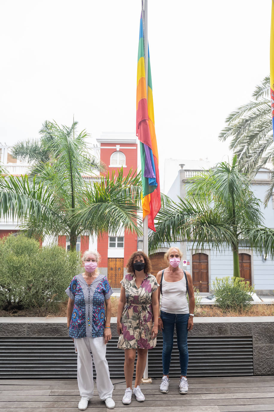 Fotos: El Cabildo de Gran Canaria iza la bandera arcoiris con motivo del Día Internacional del Orgullo LGTBI