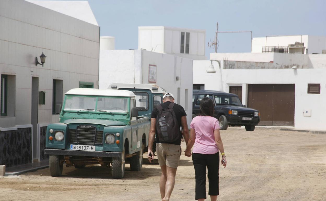 Indignación en La Graciosa por el corte de caminos por obras en pleno verano y temporada turística