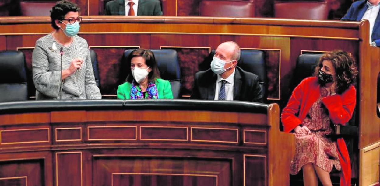 La ministra de Hacienda, María Jesús Montero, -primera por la derecha- ayer en el Congreso con varios miembros más del Gobierno central. 