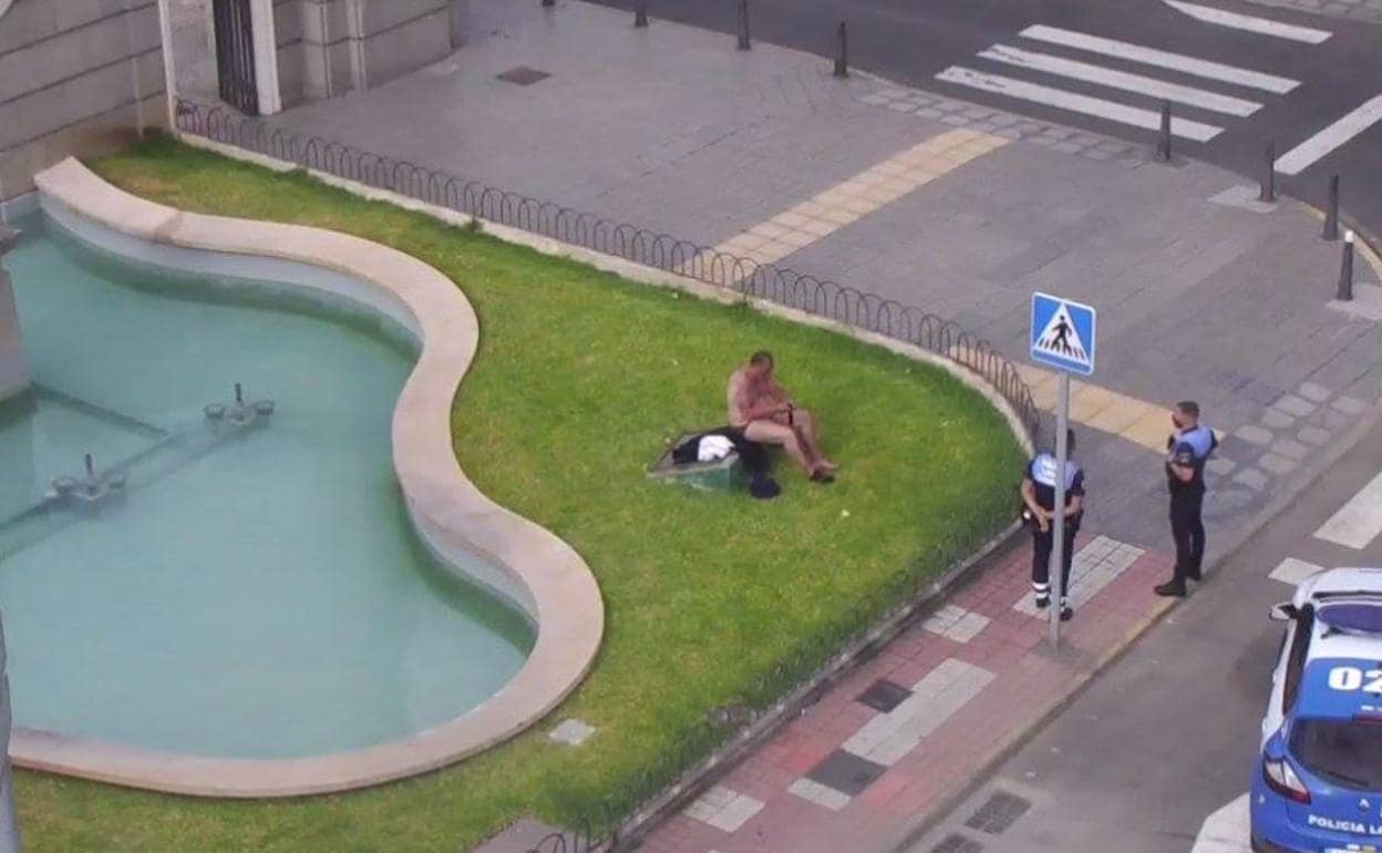 Un turista se da un chapuzón en una fuente de la capital grancanaria