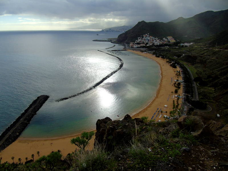 Imagen de archivo de la playa de Las Teresitas en Tenerife.