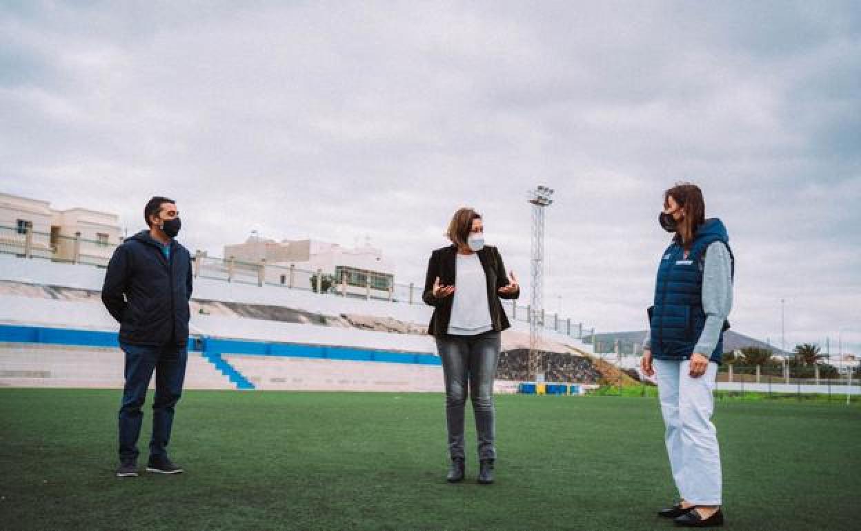 Roy González y Ástrid Pérez en una instalación deportiva. 