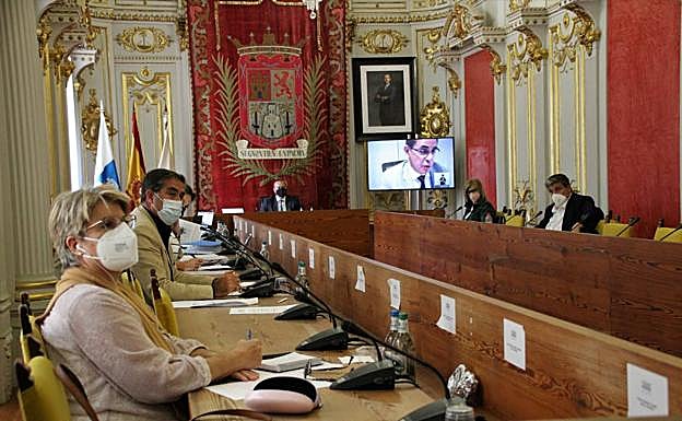 Los corporativos atienden las explicaciones del coordinador de Hacienda. 