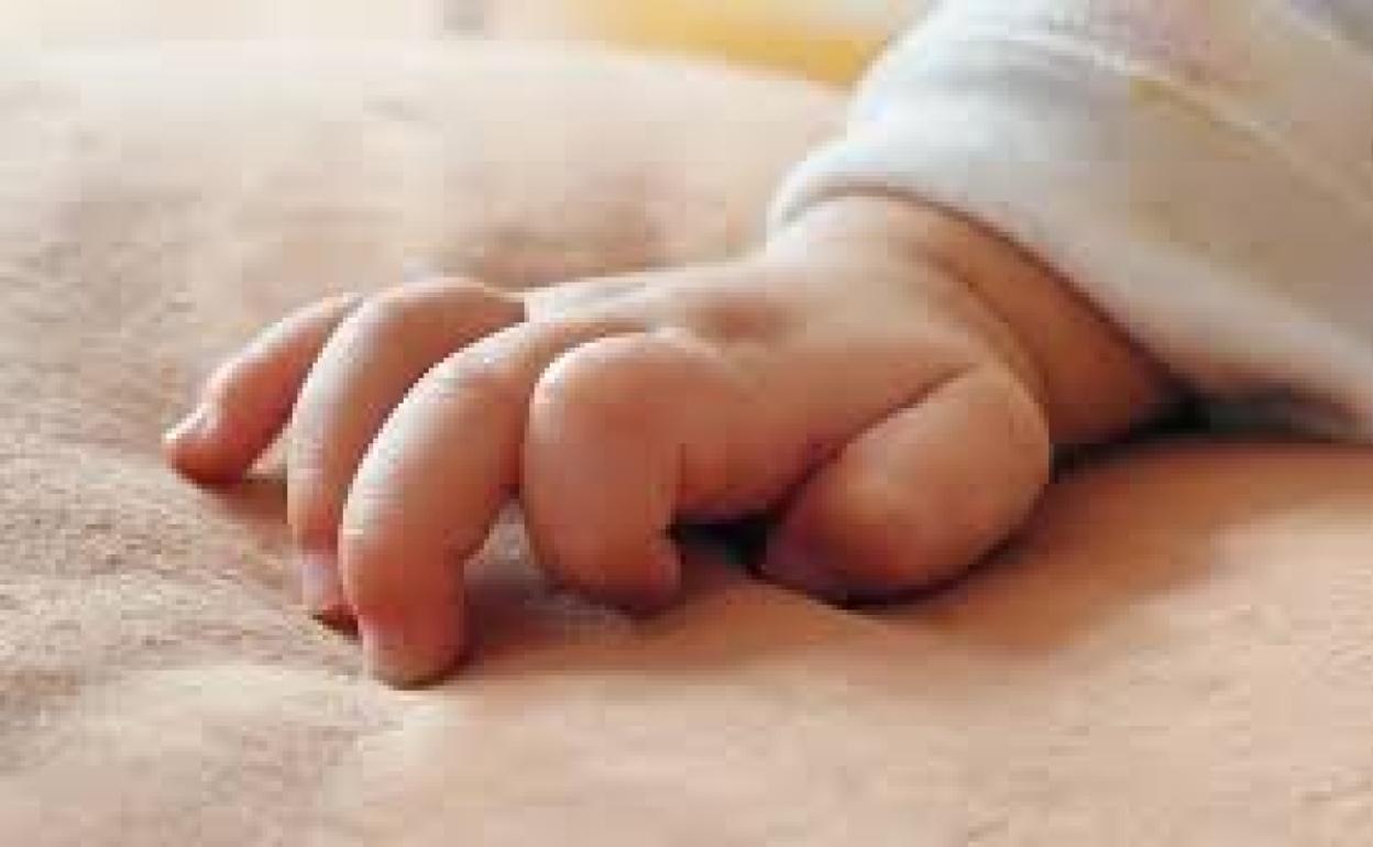 Una niña de dos años muere tras tragarse una pila de reloj