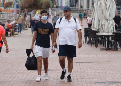 Imagen secundaria 1 - Canarias se echa a la calle sin mascarilla con prudencia
