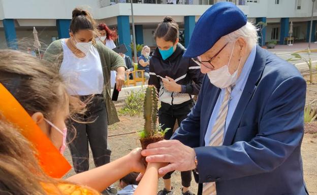 Mayores y escolares ya han realizado dinámicas conjuntas como una plantación en las inmediaciones de la Residencia de Taliarte.. 