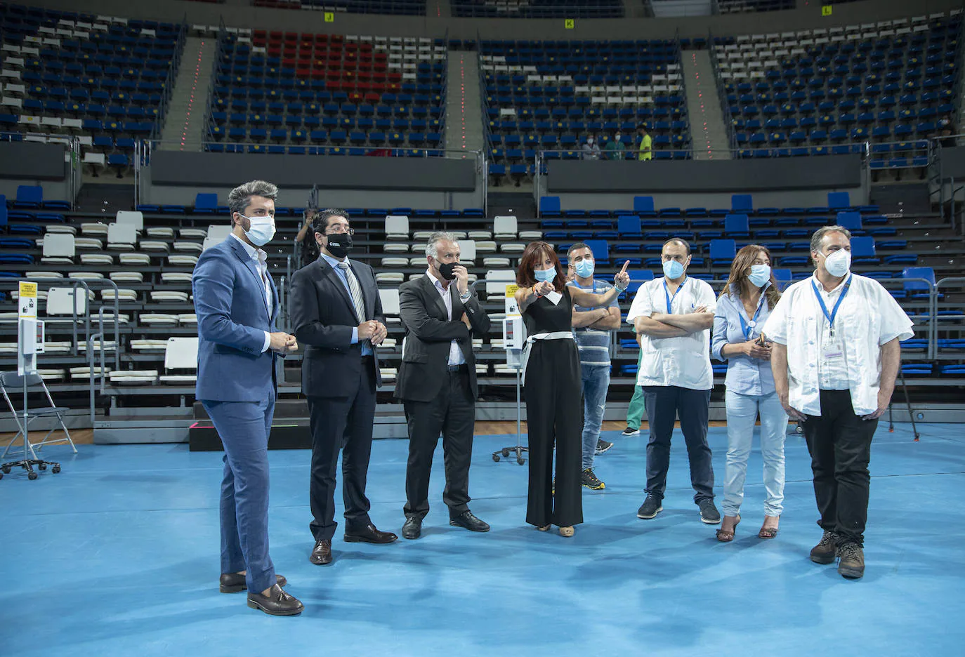 Fotos: Ángel Víctor Torres visita el centro de vacunación del pabellón Santiago Martín, en Tenerife