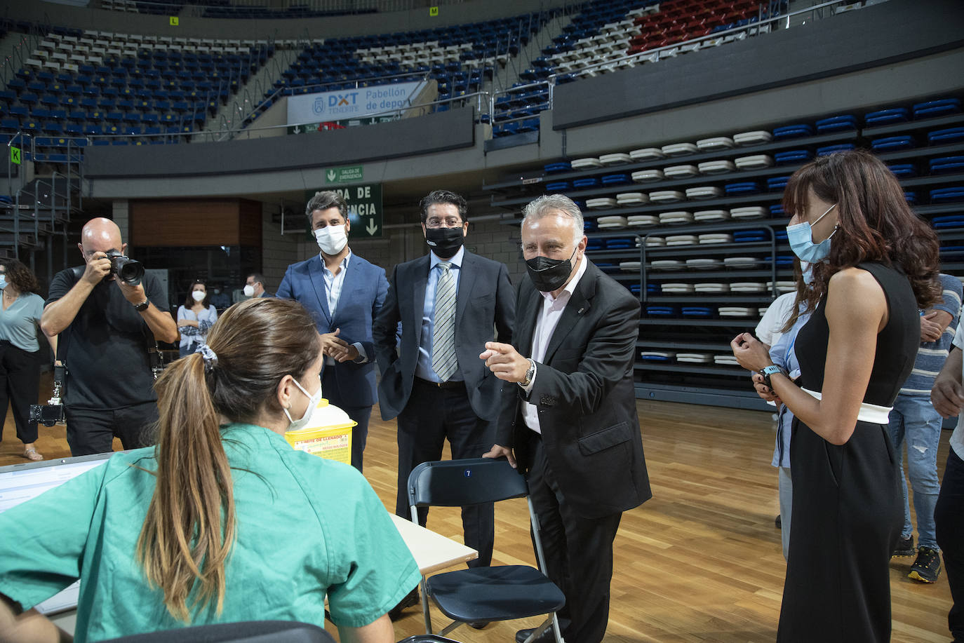 Fotos: Ángel Víctor Torres visita el centro de vacunación del pabellón Santiago Martín, en Tenerife