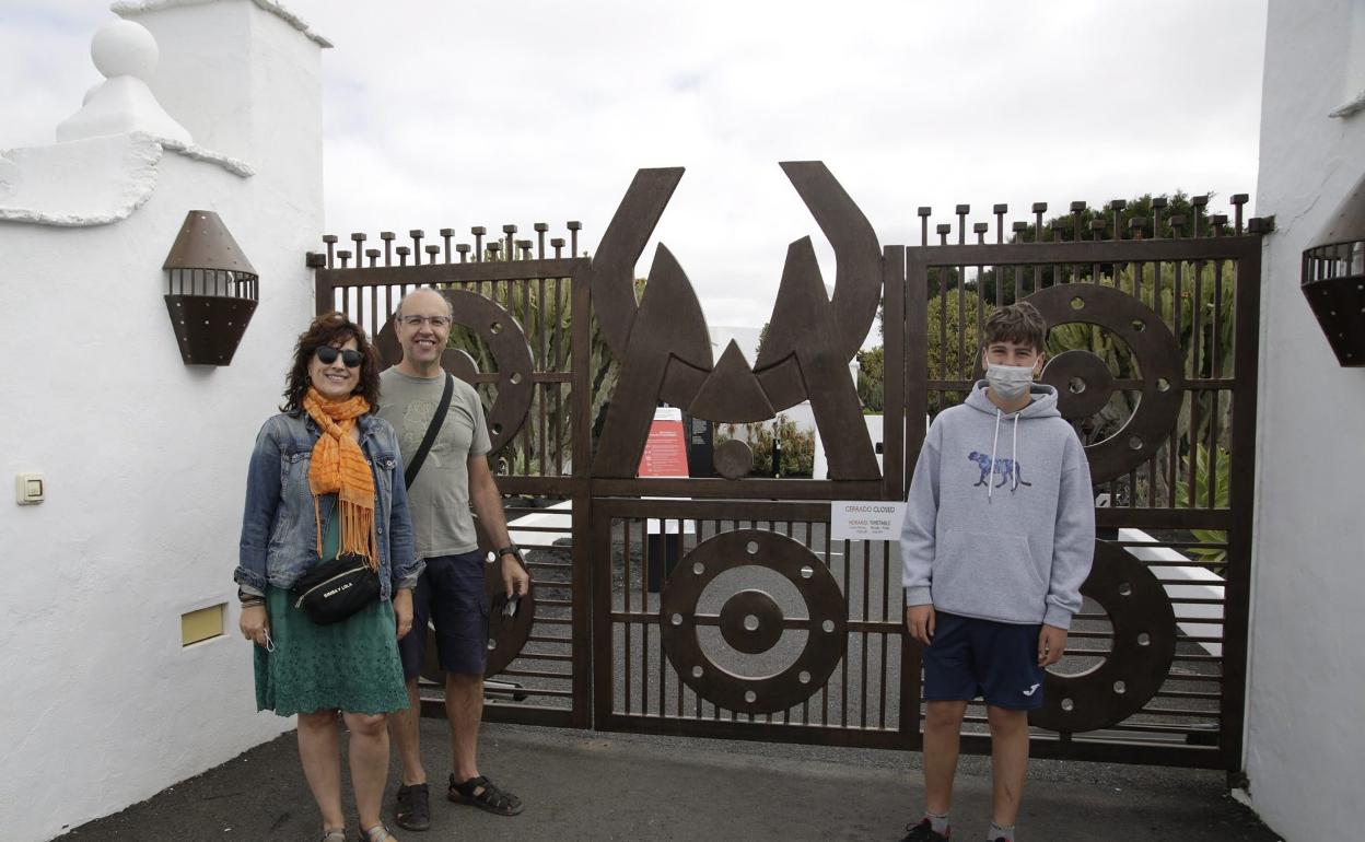Primeros visitantes en Tahíche este lunes.