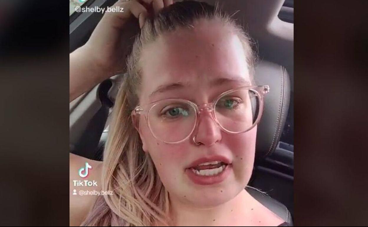 La expulsan del gimnasio por enseñar su barriga