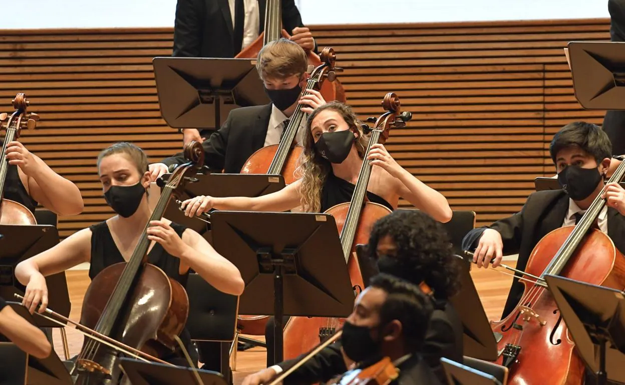 La violonchelista grancanaria Paula Torres, el pasado lunes en el Auditorio Alfredo Kraus, durante el concierto con la Orquesta del Encuentro. 