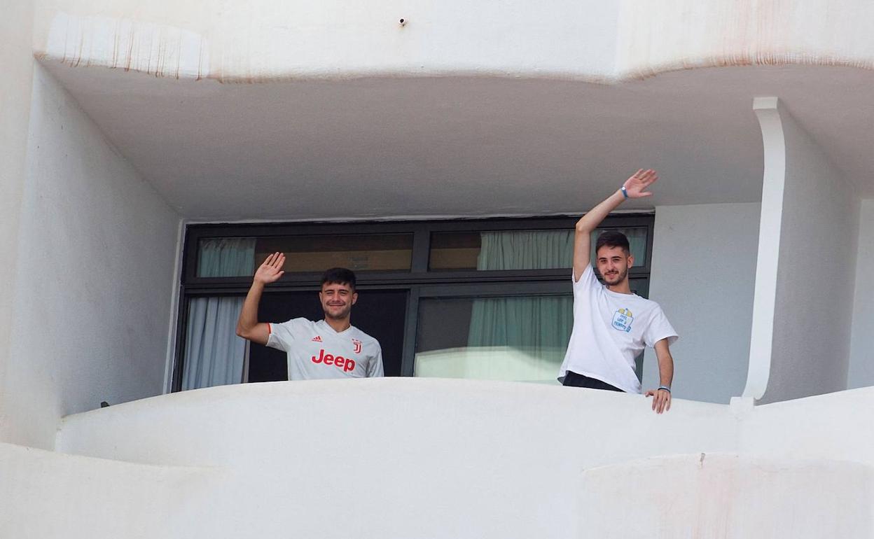 Dos estudiantes, en la terraza de la habitación del hotel.