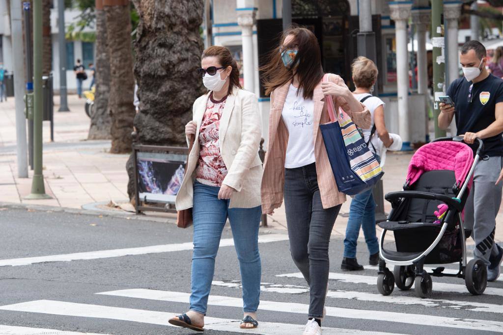 Fotos: Las mascarillas siguen presentes en las calles canarias