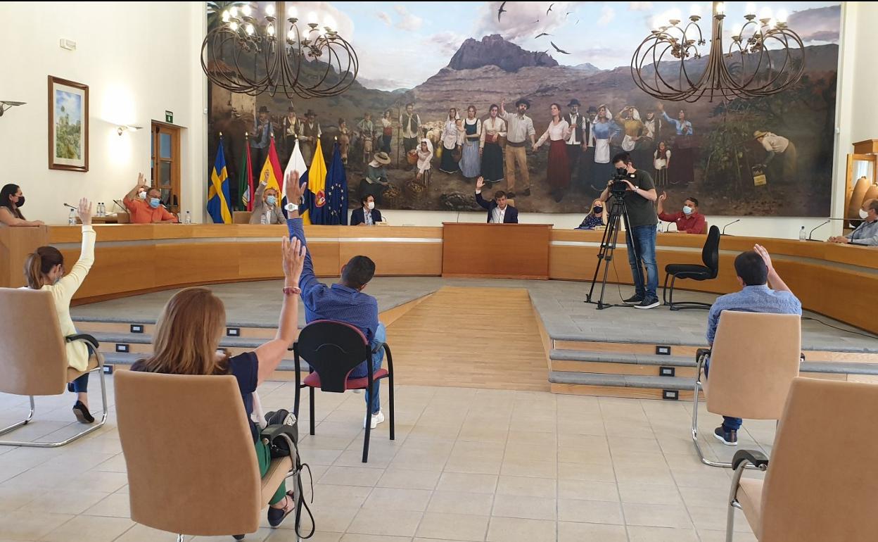 Momento en que los ediles de gobierno votan en contra de la reprobación de su alcalde y del edil de Recursos Humanos. 