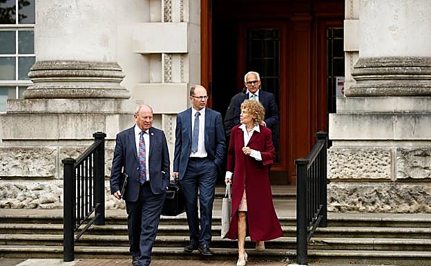 El líder unionista tradicional Jim Allister, el ex eurodiputado del partido Brexit Ben Habib, Kate Hoey y su abogado a la salida este miércoles del Tribunal Superior de Irlanda del Norte.