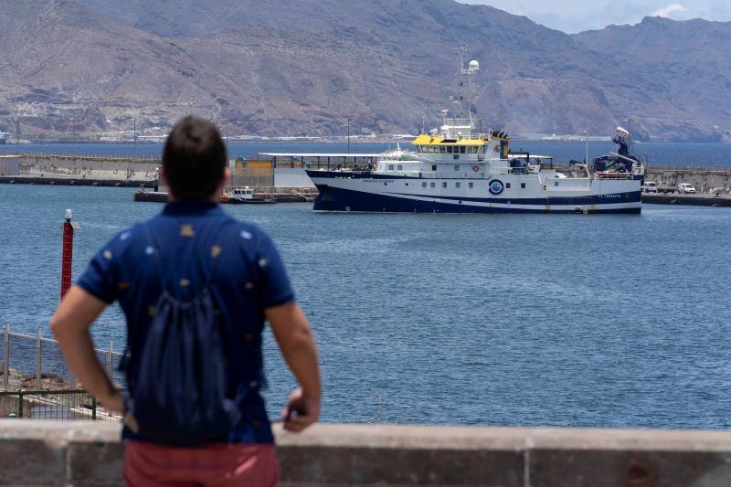 El 'Ángeles Alvariño' abandona Tenerife y pone rumbo a Cádiz